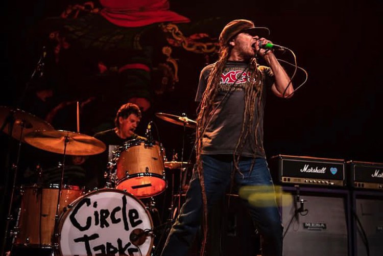 A fiataloknak elegük van az új zenékből – Circle Jerks-interjú Keith Morisszal...
